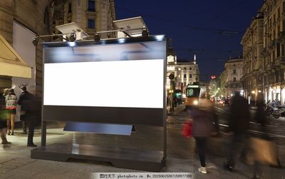 夜幕下的無(wú)聲推銷(xiāo)者 戶外廣告牌的視覺(jué)博弈與城市敘事